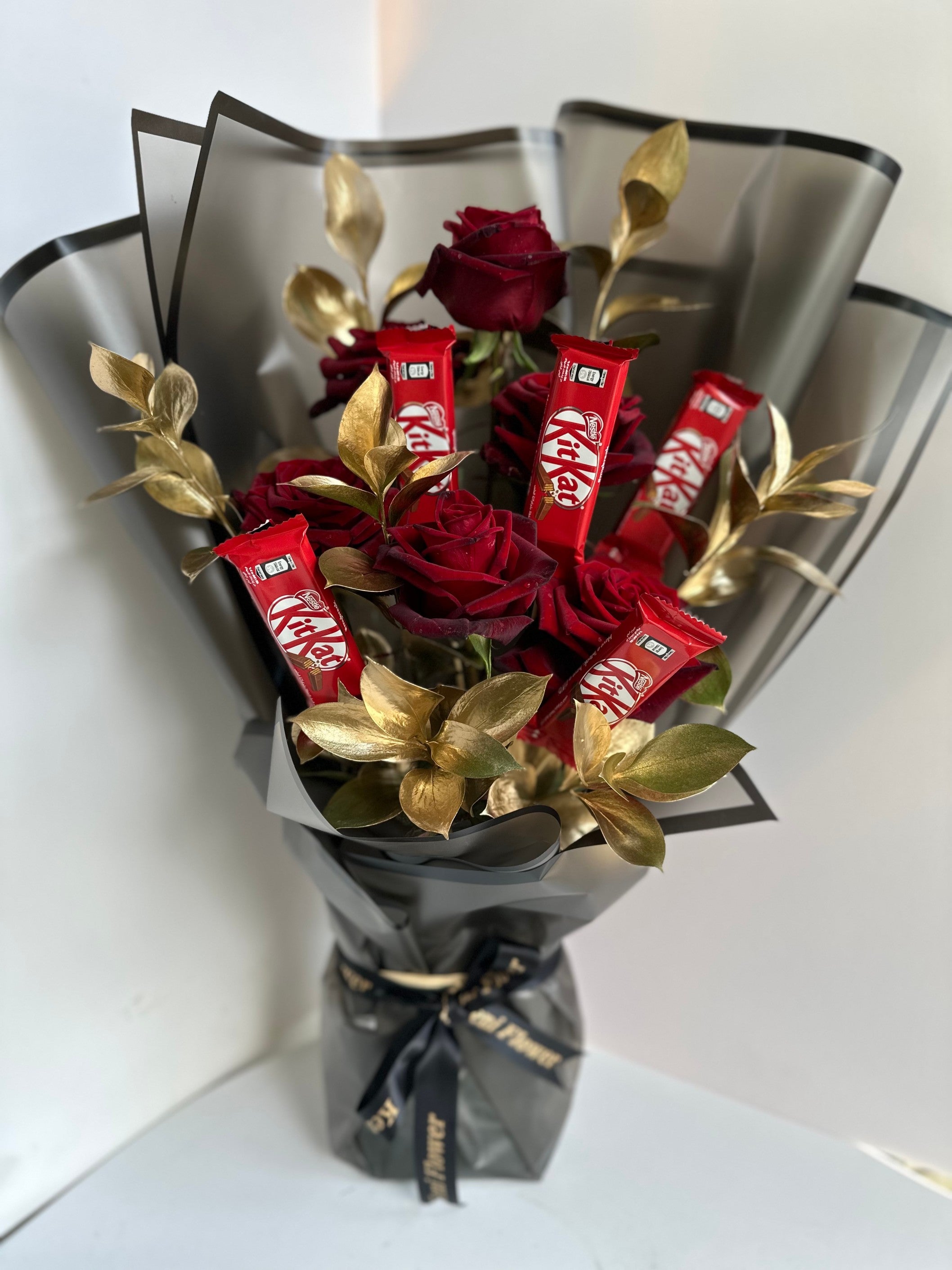 Roses Arrangement with KitKat – Keni Flower Shop