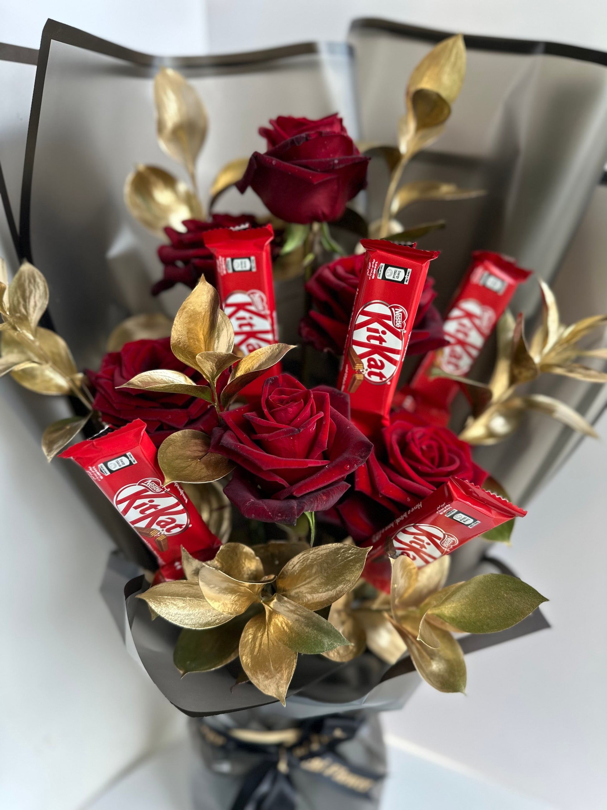 Roses Arrangement with KitKat – Keni Flower Shop