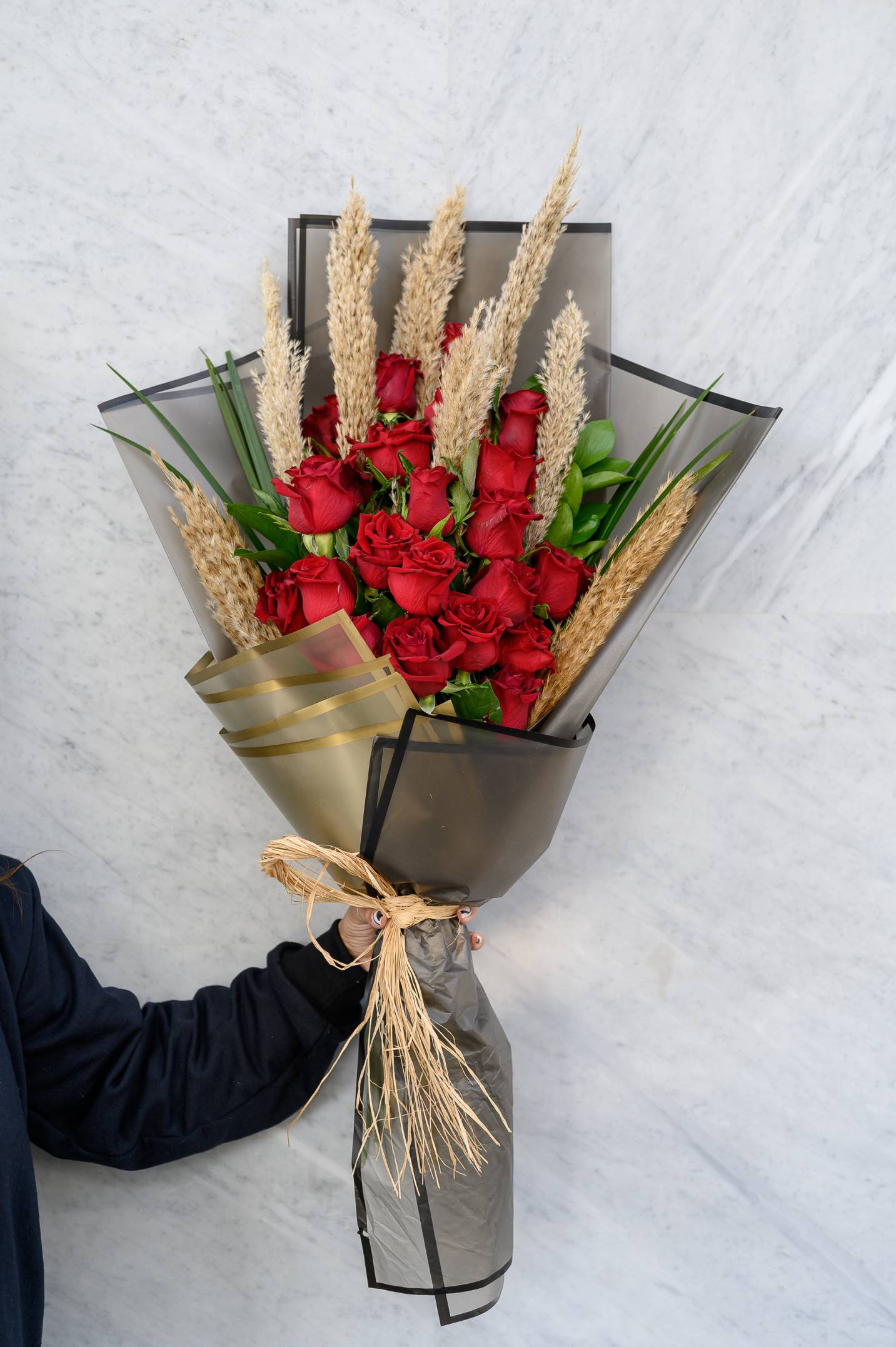 Roses with Pampas – Keni Flower Shop